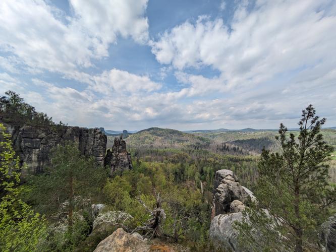 Blick ueber den Nonnengaertner in Richtung Brosinnadel und Amboss